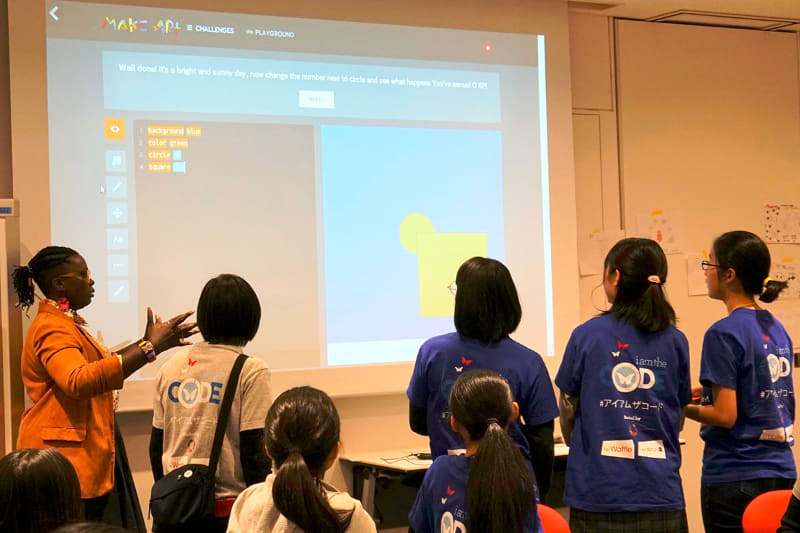 プログラミングを体験している様子
