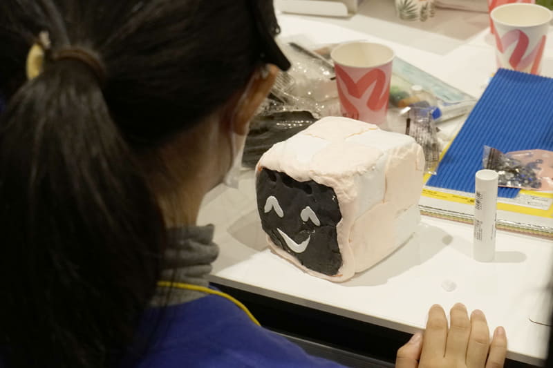 部屋の各所に分かれて作業を進める、パソコンを使ったり粘土を使ったり実現方法はさまざまだ