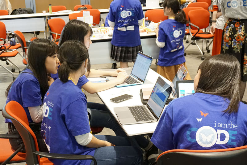 部屋の各所に分かれて作業を進める、パソコンを使ったり粘土を使ったり実現方法はさまざまだ