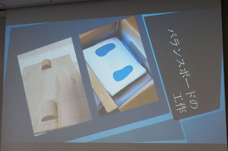 「マイクロビットバランスボード」は、micro:bitについているボタンは立ったままでは押せないため、アルミ箔を使って足で踏むスイッチを自作したという