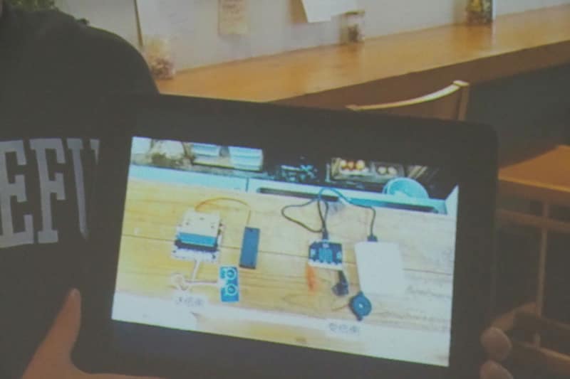 「ブザーロボット」は、音と光で知らせることで、目の悪い人でも、耳の悪い人でも車に気がつくことができる