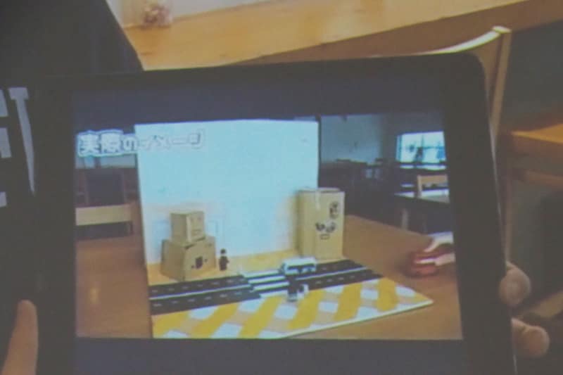 「ブザーロボット」は、音と光で知らせることで、目の悪い人でも、耳の悪い人でも車に気がつくことができる