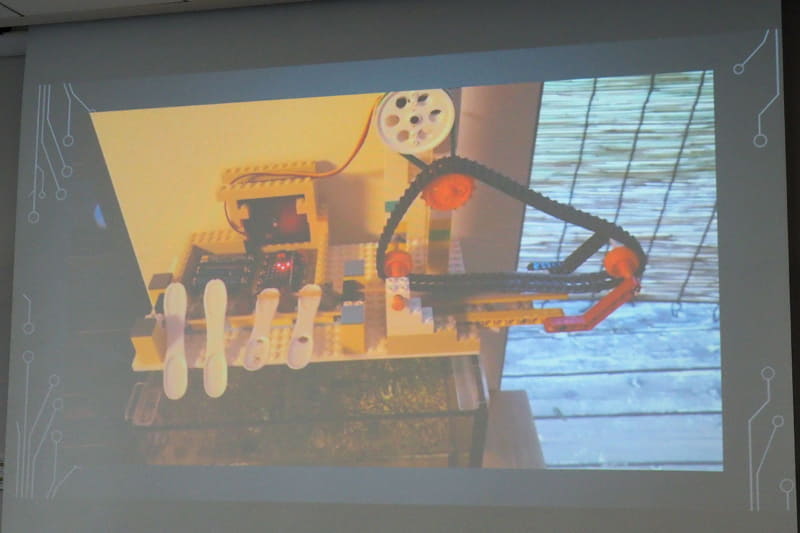 「メダカのためのえさやり機」は、micro:bitのBボタンを押すと磁石をつけた時計の針がmicro:bitに近づくタイミングで「メダカの学校」を演奏して餌をあげ、Aボタンを押すと懐中電灯の光を当てた時に反応する