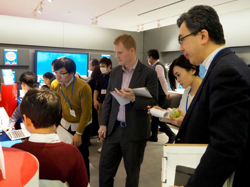 プレゼンテーションの後、作品について子どもたちに質問する審査員