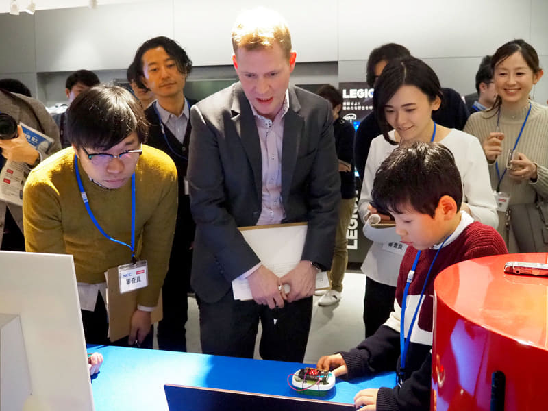 プレゼンテーションの後、作品について子どもたちに質問する審査員