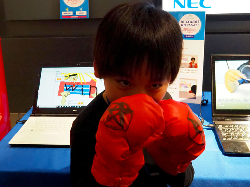 ボクシンググローブも自分で布を選び、家族で製作した物