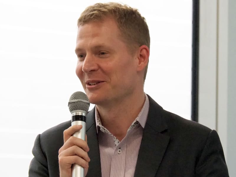 審査を終え、コンテストの感想を話すベネット氏