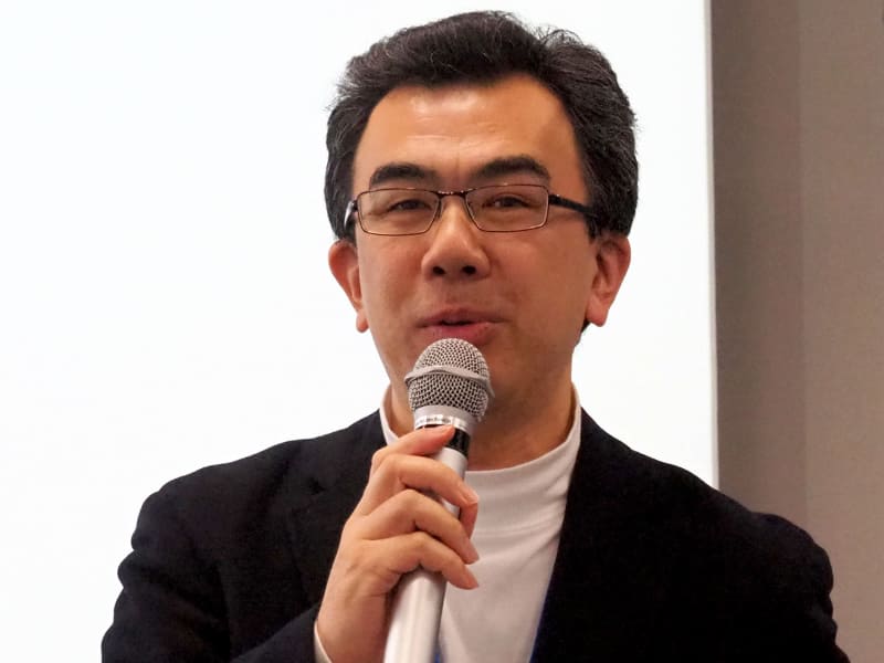 審査員を代表し、コンテストの総評と各参加者の作品評価を話す越塚氏