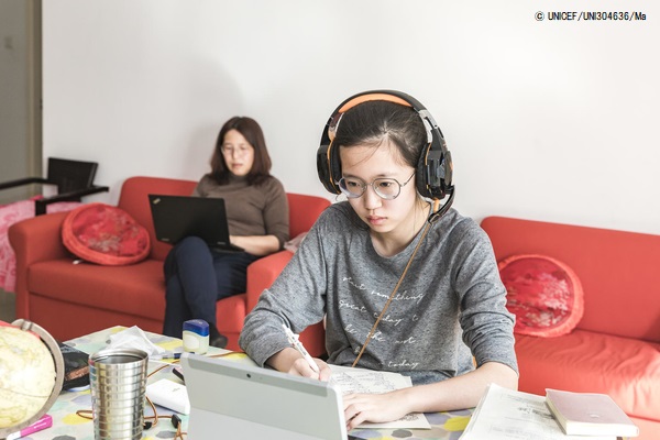 北京の自宅でオンライン授業を受ける高校2年生のシャオユウさん（2020年2月18日撮影、日本ユニセフプレスリリースより）