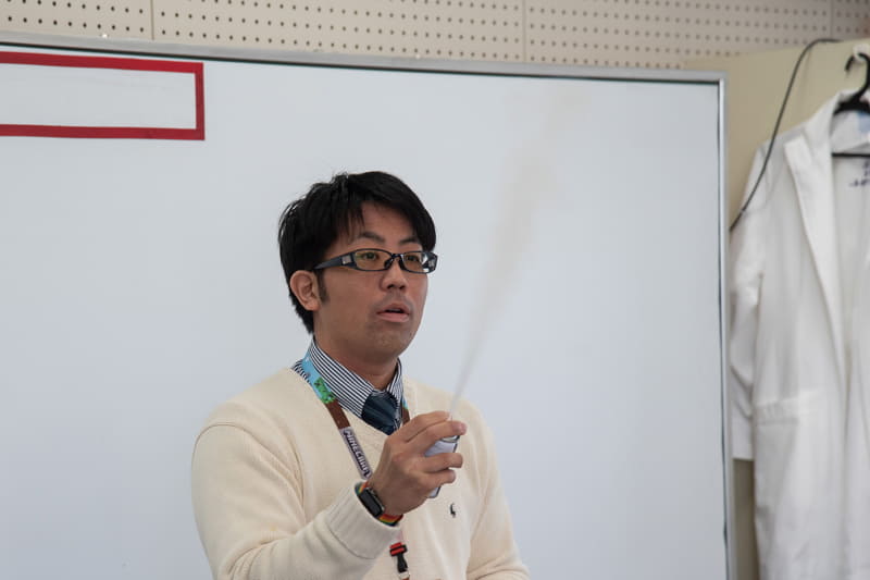 スプレー缶の中の空気を放出して、再度、重さを測定し、空気に重さがあることを証明してみせた