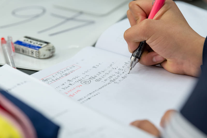 発表後、自分のグループに戻って情報を共有し、最後は自分で考察をノートにまとめた