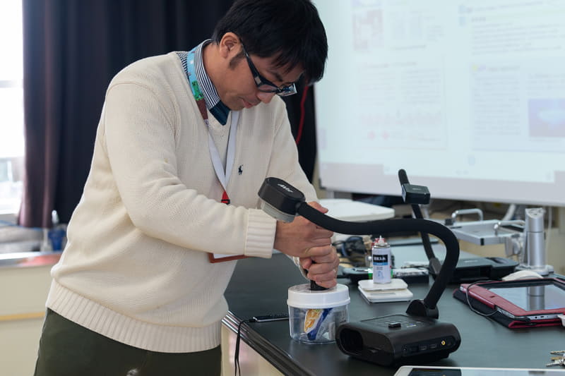 瓶の中の空気を抜いて教室と同じ状態にすると、センサーの数値が大きくなると同時にポテトチップスの袋が縮む様子を見せた