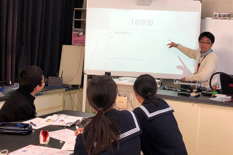 「Microsoft Power BI」を使って、グラフで視覚的に大気圧のデータを示す岩田教諭