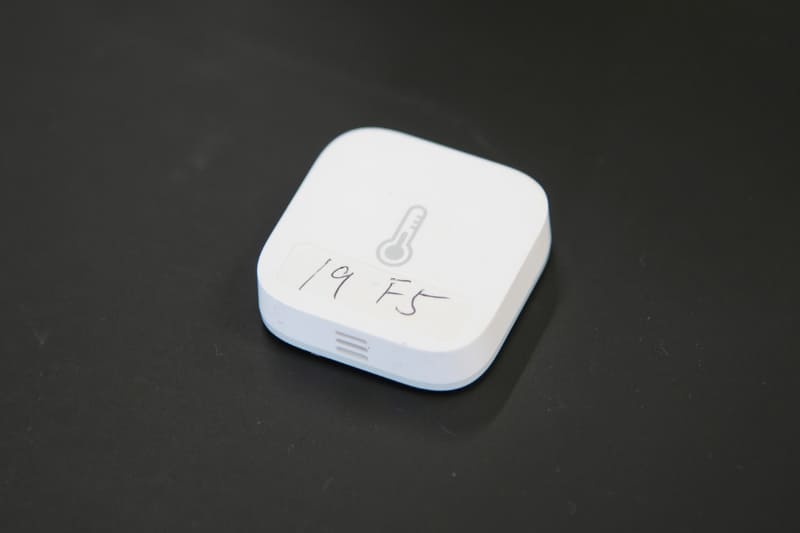 岩田教諭が今回の授業で採用したのは、温度・湿度・大気圧を送信できるGravioの「クライメートセンサー」