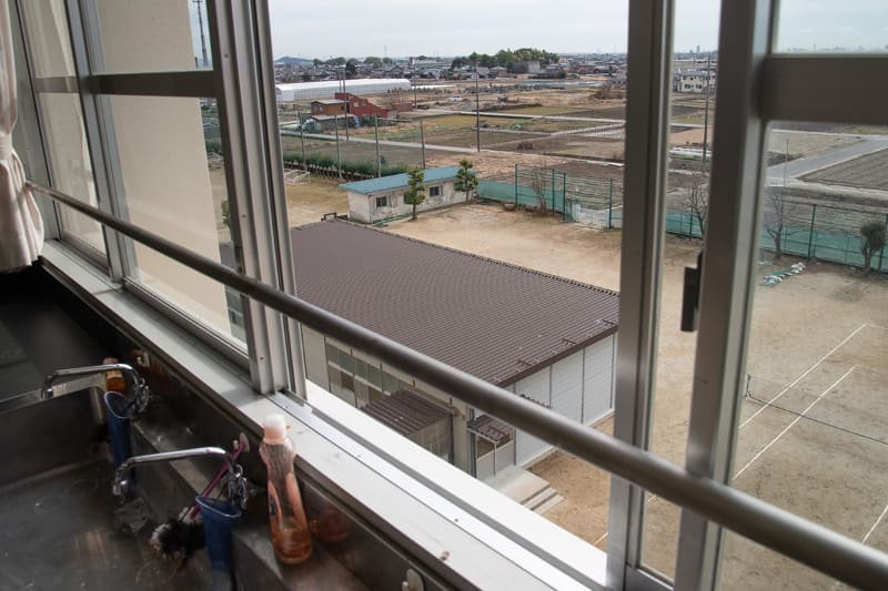 4階にある理科室から見たプレハブの別校舎