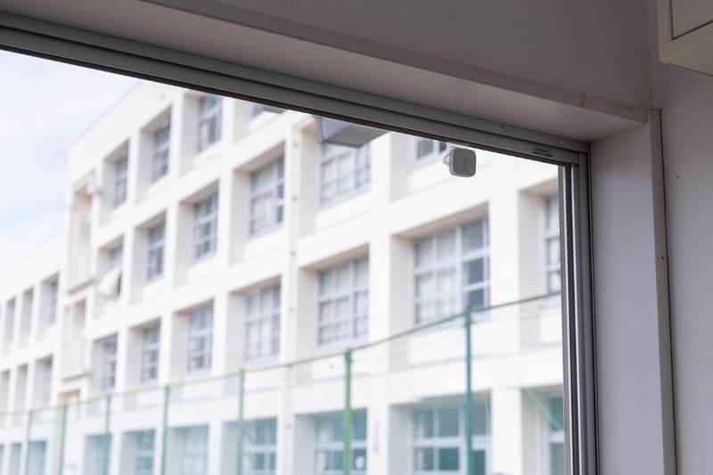 別校舎の窓には温度や大気圧を測定できるセンサーが設置されており、ここから理科室に向けてデータを送出