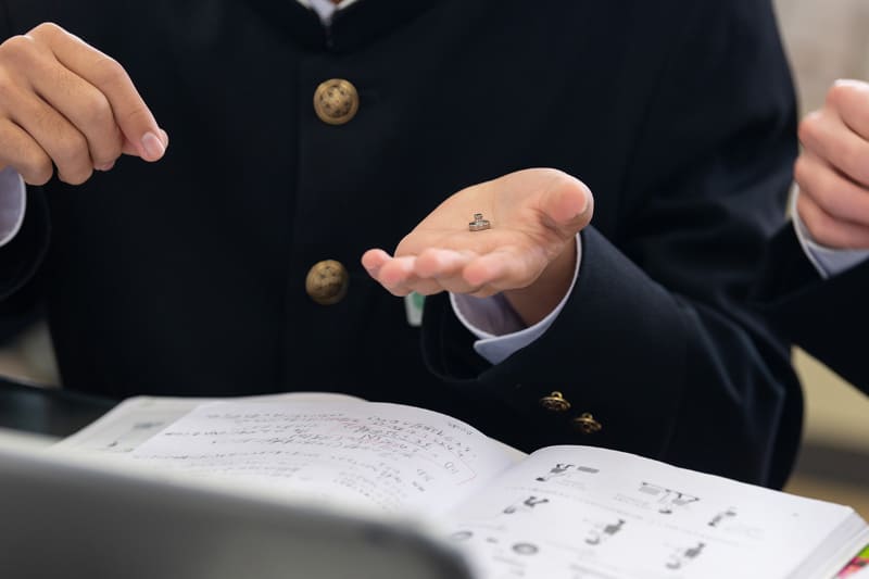 分銅を使って1hPaの圧力を体験