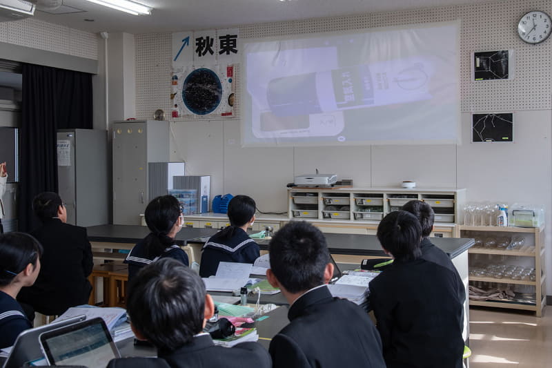 スプレー式の自転車空気入れの重さを測定