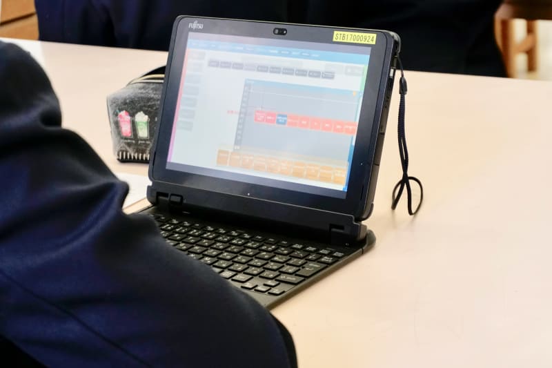 渋谷区では、1人1台のタブレットPCが授業や学校での活動、家庭学習等で活用されている