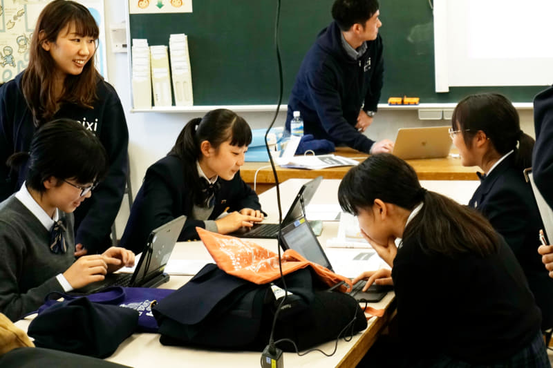 教えたり相談しあったりする姿があちこちで見られた