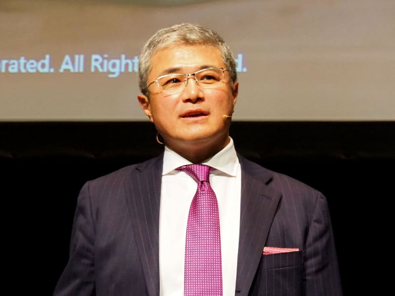 写真左から、GIGAスクールパックについて説明するレノボ・ジャパン株式会社 執行役員副社長 安田稔氏と教育ビジネス開発部 マネージャー 武者超氏