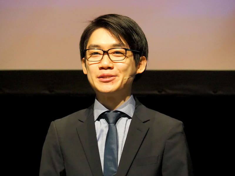 写真左から、GIGAスクールパックについて説明するレノボ・ジャパン株式会社 執行役員副社長 安田稔氏と教育ビジネス開発部 マネージャー 武者超氏