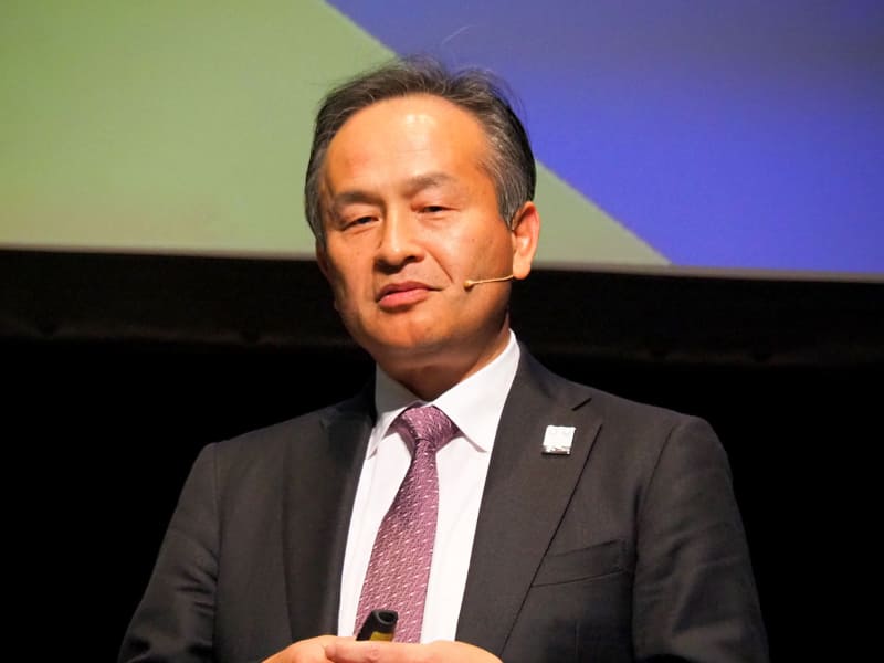 写真左から、GIGAスクールパックの教育プラットフォームについて説明する、NTTコミュニケーションズ株式会社 代表取締役常務取締役 菅原英宗氏とスマートエデュケーション推進室 担当課長 稲田友氏