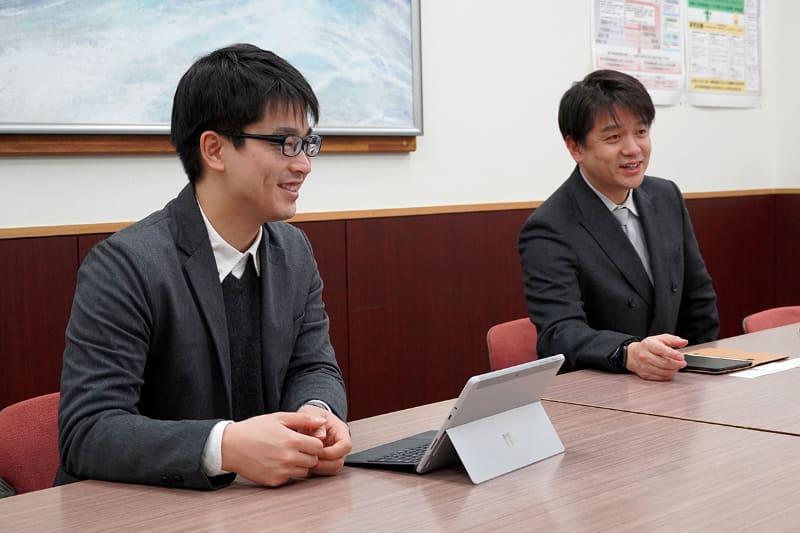 写真左から、千葉大学教育学部附属小学校 生活・総合準専科 小池翔太教諭、大木圭副校長