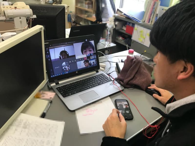 ビデオ通話でホームルームを行っている様子（同校Facebookページより）