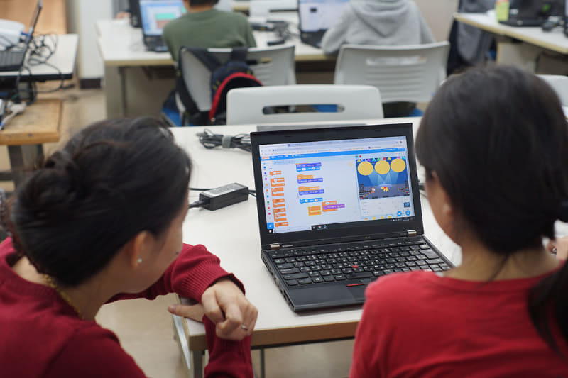 子どもたちは自分の興味のある題材で、自分だけのプロジェクトを進める中で、試行錯誤を通じてさまざまな原理を理解する