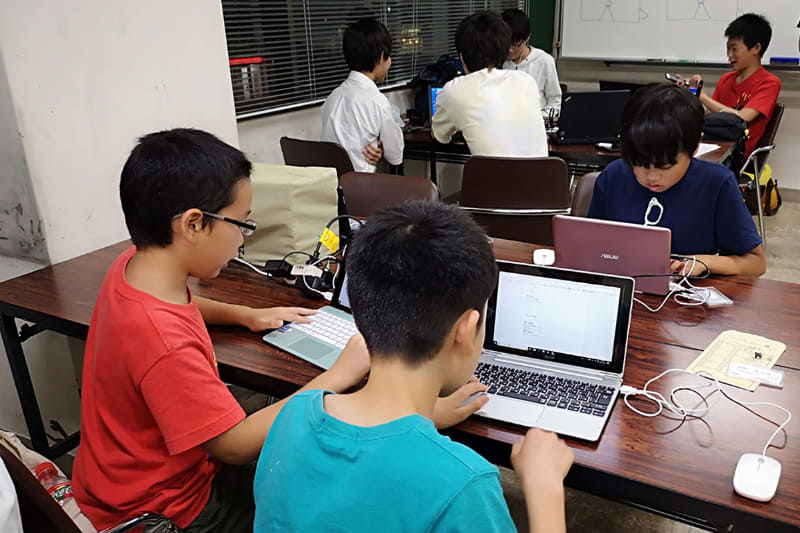 Scratchは子ども同士が教え合い、学び合うことを可能にする