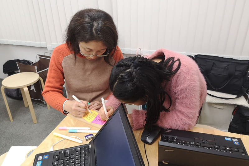 プログラミングの習得においては、教師も生徒と同じ「学習者」の立場に立つ