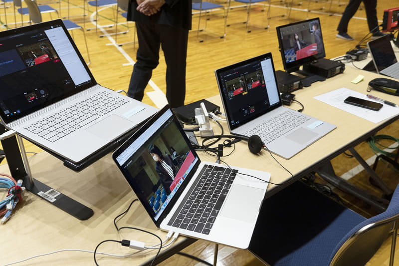 支援には配信用端末としてSurface Bookの貸出も含まれるが、当日は同校所有の端末を利用したという
