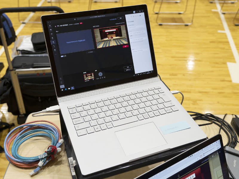 今回の卒業式はこのPC1台で配信しており、カメラ付きのPCさえあれば普段の教育現場でもライブイベントは可能だ