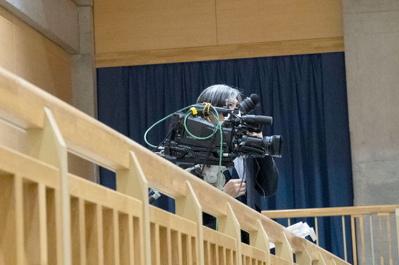 今回のライブ配信では、壇上と全景用に2台のカメラと、シーン切り替えのスイッチャー、それらを運用する配信スタッフなどが支援された