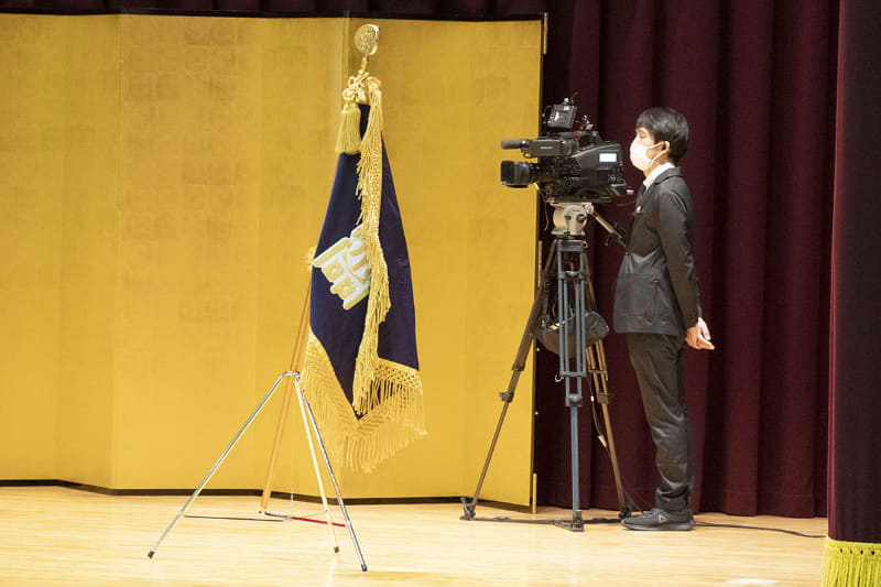 今回のライブ配信では、壇上と全景用に2台のカメラと、シーン切り替えのスイッチャー、それらを運用する配信スタッフなどが支援された