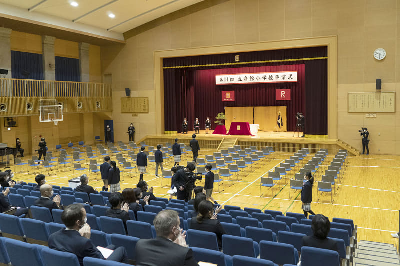 会場で卒業生を迎えるのは教員のみ、在校生も保護者もいないが……