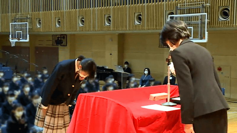 壇上のカメラから児童一人ひとりの晴れ姿を見ることができた（※児童のプライバシー保護のため、卒業生席に編集部にてぼかし処理をしています）