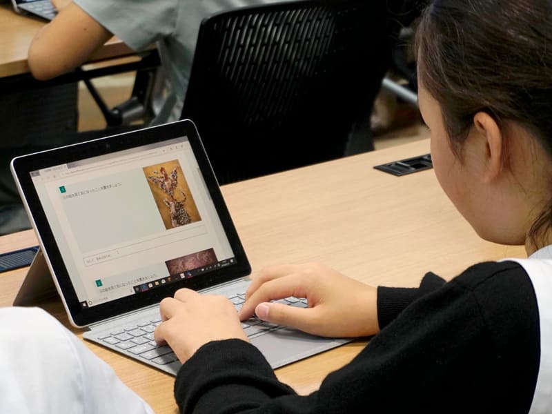 リアルな授業中にフォームで感想や意見を投稿する児童（2019年7月の公開授業セミナーより）