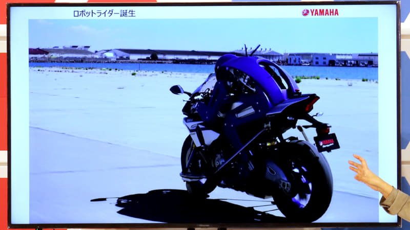 ヒト型自律ライディングロボット「MOTOBOT」