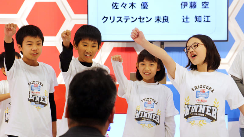 【静岡代表】佐々木 優さん（Scratch担当）、伊藤 空さん（MakeCode担当）、辻口知江さん（Robot担当）、クリステンセン未良さん（Drone担当）