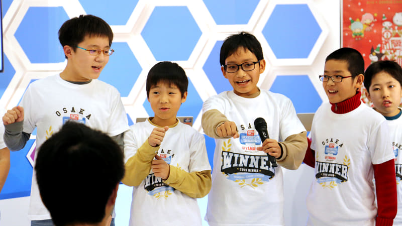 【大阪代表】村馬 弘一さん（Scratch担当）、宗村悠仁さん（MakeCode担当）、春日天誓さん（Drone担当）、松本大輔さん（Robot担当）