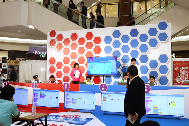 選手たちの操作画面は前面のモニターと中央のモニターで随時表示