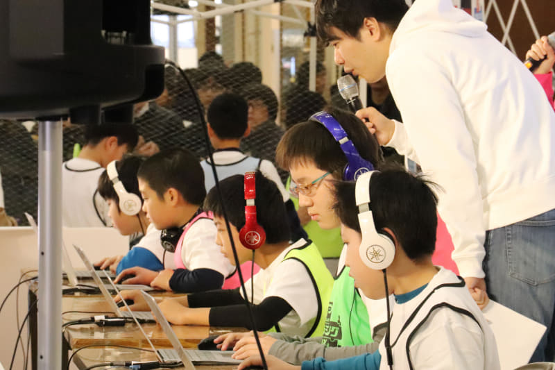 各自が一心不乱にプログラミングに取り組む