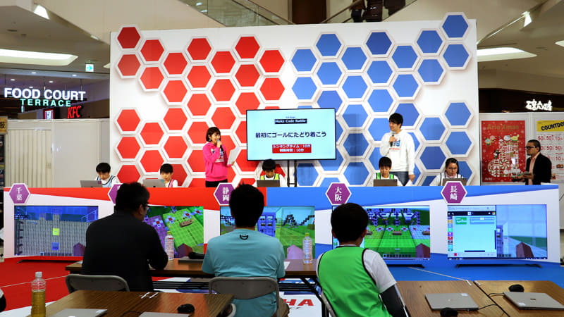 ステージ上のメンバーが入れ替わり「メイクコードバトル/マインクラフト」をスタート