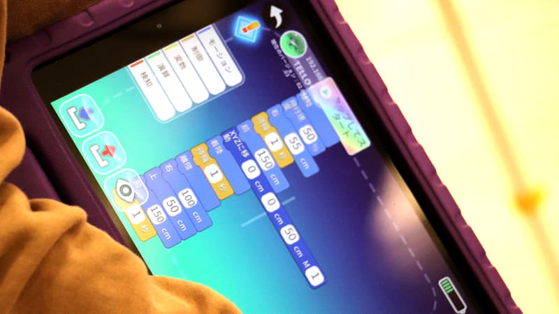 ドローンの制御は、専用アプリ「Tello EDU」をタブレットで使用