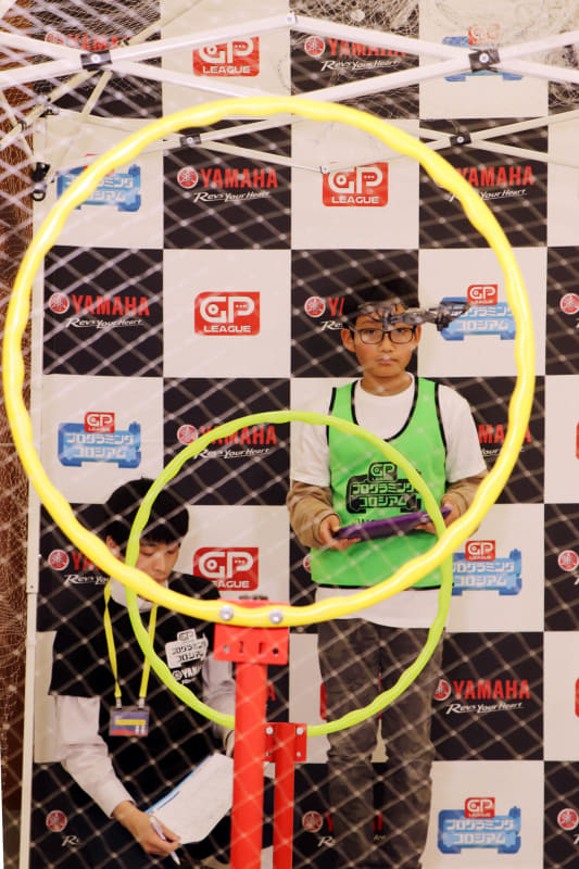 高さの違う輪をドローンでくぐっていく