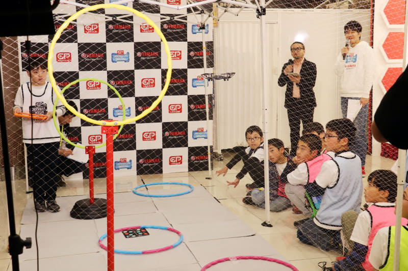 チームメイトもセーフティネット越しに対戦の様子を見守った