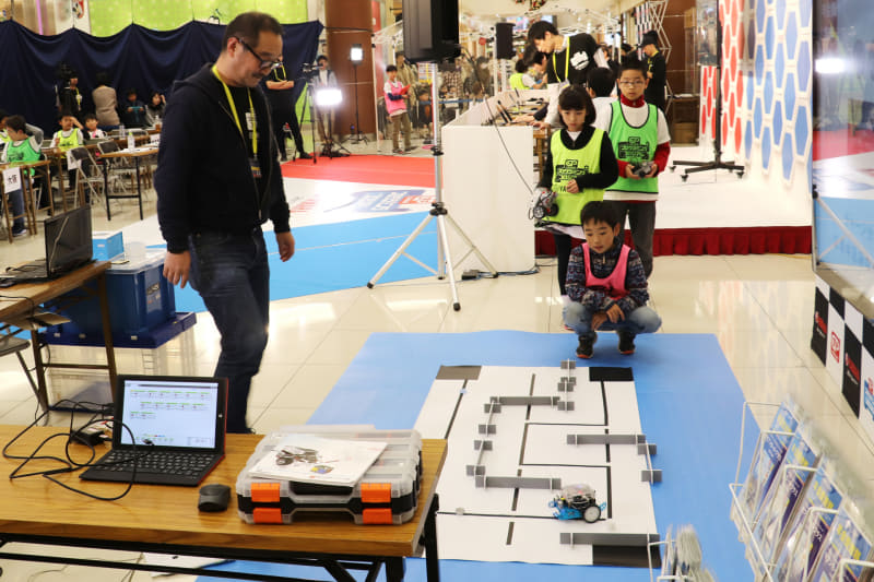 組み立てたロボットをテストして修正を繰り返していた