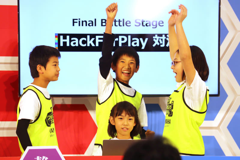 ステージに全員が集合、冷静だった個人戦とは違って団体戦は抜群の盛り上がり！